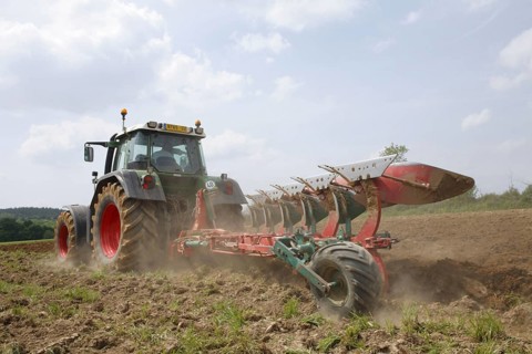 Contractor with Fendt 714 tractor and Kverneland five-furrow plough