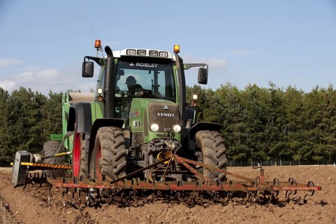 Fendt tractor 716 with stone picker
