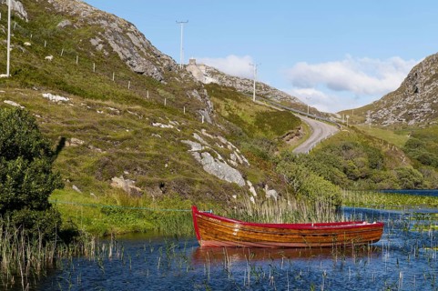 View of rowing boat moored on freshwater loch