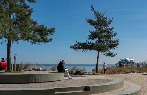 Seniorin beim Blick auf ihr Smartphone