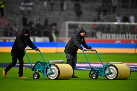 Nach Starkregen pressen Greenkeeper das Wasser mit Wasserwalzen aus dem Rasen