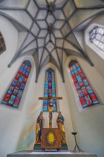 Hauptaltar und farbige Fenster