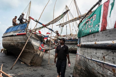 Fischer und Fischerboote im Fischereihafen
