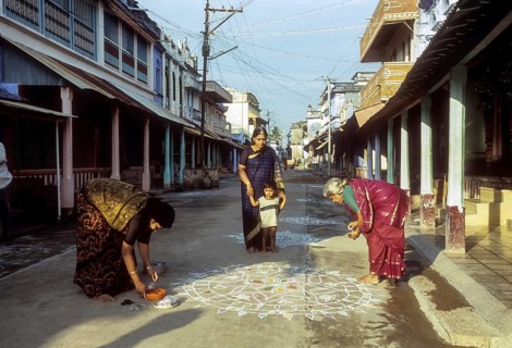 Brahmin women drawing a kolam at Sundarapandyapuram
