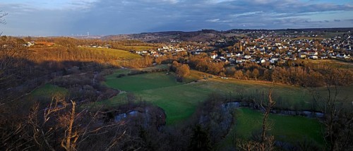 Der Fluss Moehne im Tal mit dem Ortsteil Allagen im Abendlicht