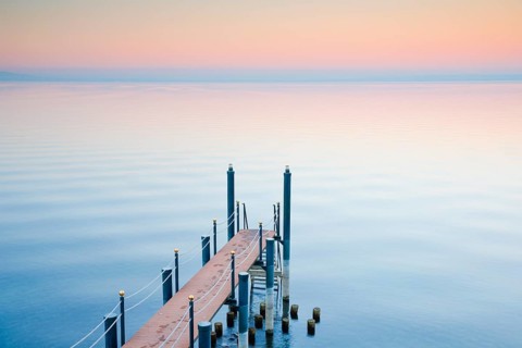 Abendstimmung ueber dem Bodensee mit Badesteg zum See