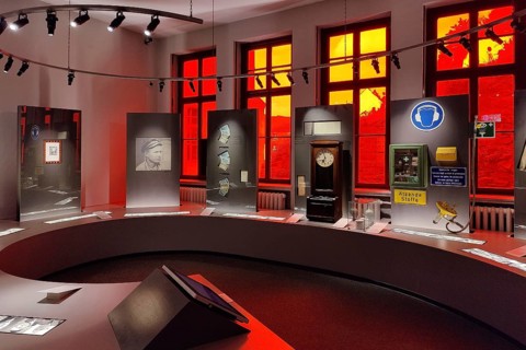 Interior photograph of the permanent exhibition in the German Wire Museum