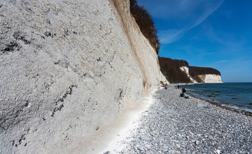 Touristen und Wanderer an den Kreidefelsen der Piratenschlucht in Sassnitz