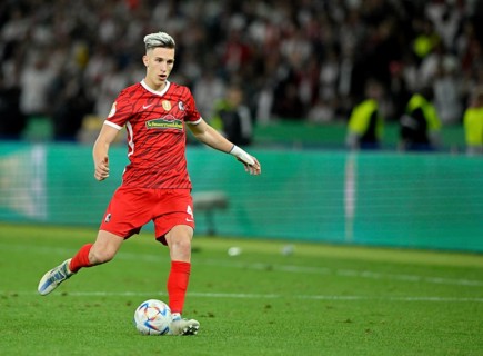 Nico Schlotterbeck SC Freiburg SCF on the ball