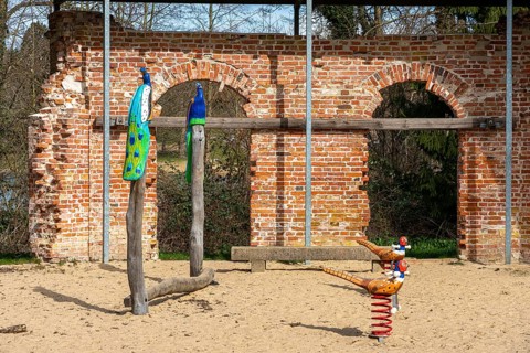 Kinderspielplatz am frueheren Fasaneriehaus im Schlosspark von Putbus