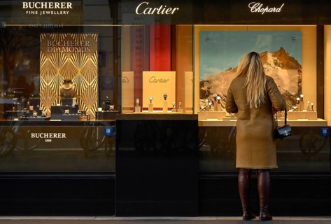 Frau steht vor Schaufenster Juweliergeschaeft