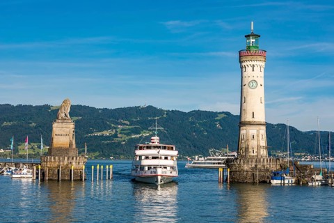 Ausflugsschiff in der Hafeneinfahrt