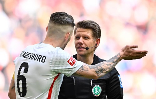 Schiedsrichter Referee Patrick Ittrich im Gespraech mit Jeffrey Gouweleeuw FC Augsburg FCA