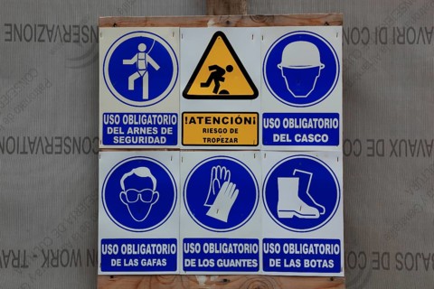 Sign at a construction site in Spanish