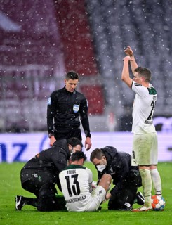 Lars Stindl Borussia Moenchengladbach BMG has to leave the pitch injured