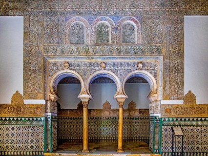 Azulejos and stucco elements in the Alcazar