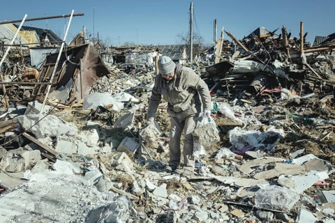 Cleaning up the ruins of the Bohunia residential district