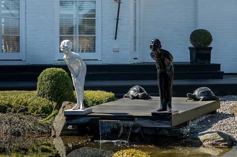 Skulpturen in einem Gartengrundstueck am Timmendorfer Strand
