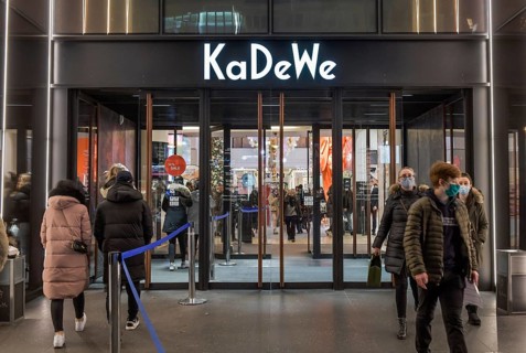 Kadewe from outside in the glow of lights. Christmas shopping on Tauentzien am Schoeneberg