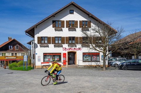 Fassade der Sparkasse mit Radler