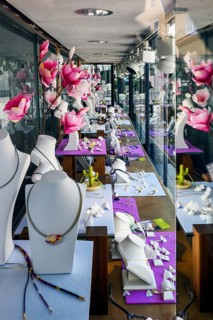 Schaufenster eines Juweliers mit Bluetenschmuck
