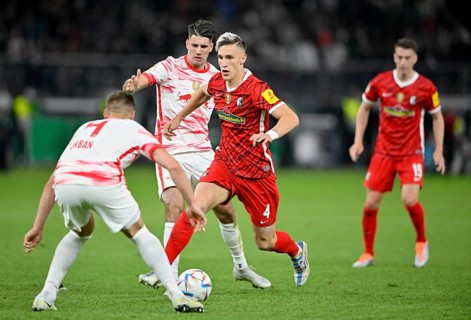 Duel Nico Schlotterbeck SC Freiburg SCF against Willi Orban RasenBallsport Leipzig RBL
