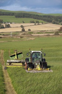 Second cut mowing with front and rear mounted mower conditioners on Fendt tractor