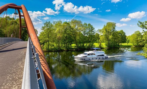 Arched bridge over the Hohenzollern Canal in Jungfernheide