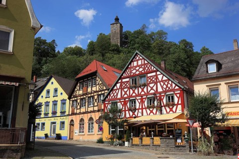 Marktplatz mit Schlossturm des Alten Schlosses