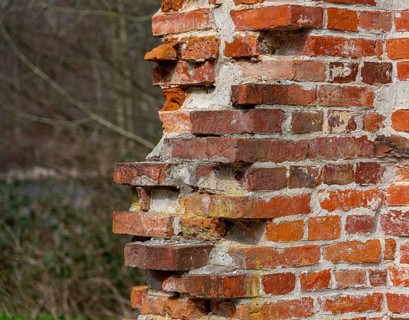Nahaufnahme einer alten Ziegelsteinmauer im Schlosspark von Putbus
