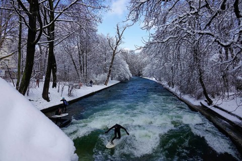 Surfers at the Eisbach wave below Prinzregentenstrasse