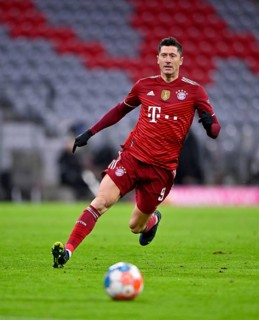 Robert Lewandowski FC Bayern Munich FCB 09 on the ball