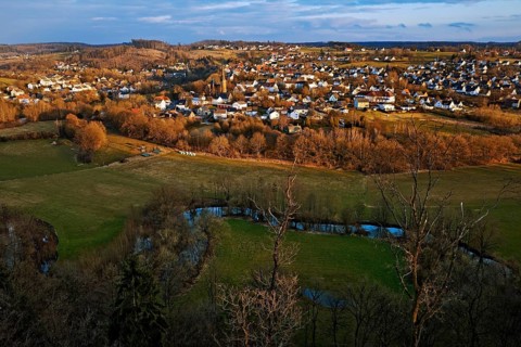 Der Fluss Moehne im Tal mit dem Ortsteil Allagen im Abendlicht