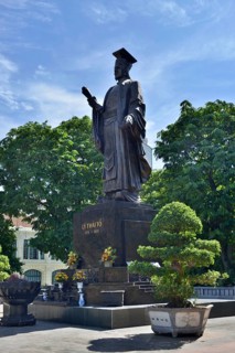 Ly Thai To Monument