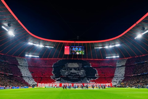Fanchoreographie zu Ehren des ehemaligen Stuermers Gerd Mueller