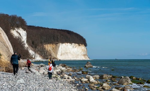 Touristen und Wanderer an den Kreidefelsen der Piratenschlucht in Sassnitz