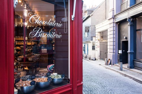 Schaufenster mit Konfekt einer Chocolaterie und Cafe