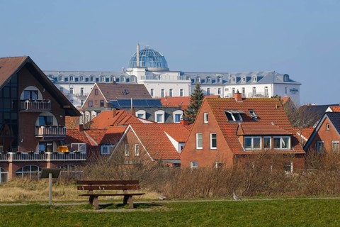 Ortsansicht mit Strandhotel