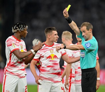 Referee Referee Sascha Stegemann shows Mohamed Simakan RasenBallsport Leipzig RBL