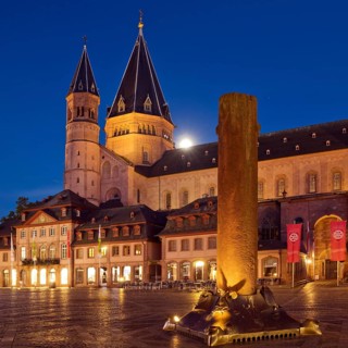 The high St. Martin's Cathedral and Heunensaeule on the market square