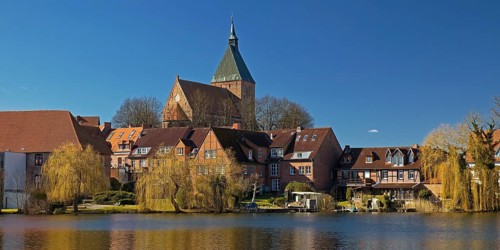 Altstadtansicht mit Sankt Nicolaikirche und Schulsee