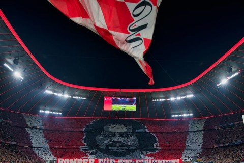 Fanchoreographie zu Ehren des ehemaligen Stuermers Gerd Mueller