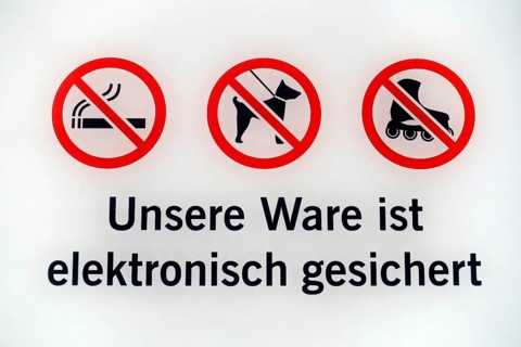 Warnschild mit drei Piktogrammen