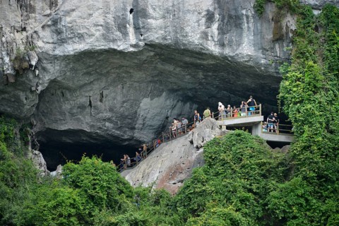 Hang Sung Sot Cave