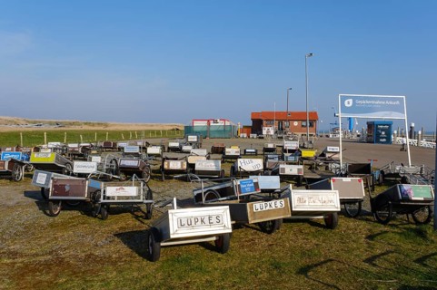 Handwagen fuer Urlaubergepaeck am Hafen