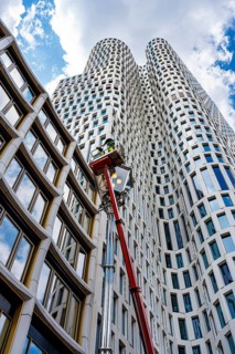 Maintenance work on the lantern in front of the Upper West high-rise