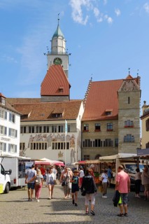 Market on the Hofstatt with town hall and St. Nicholas church