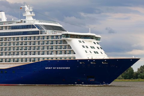 Cruise ship Spirit of Discovery leaves the port of Hamburg on the Elbe