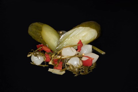 Fermented gherkins with pearl onion