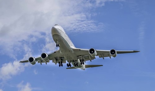 Landing approach aircraft jumbo jet Lufthansa Boeing 747-830